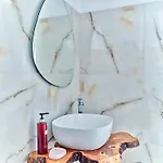 מלון דירות Fyrogenis Palace 4*